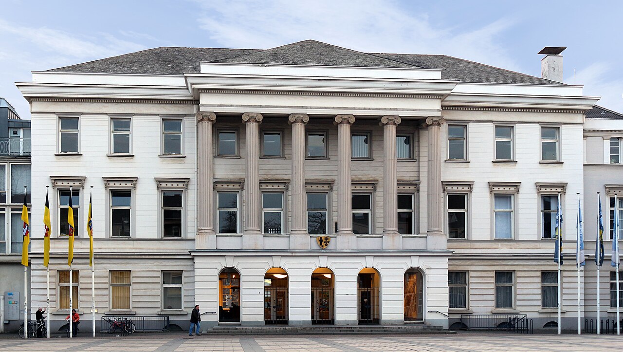 Fassade des historischen Rathauses in Krefeld
